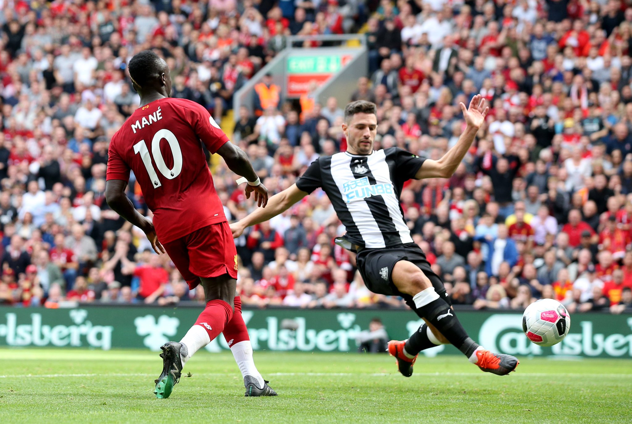 在场边挥汗 在场边挥汗